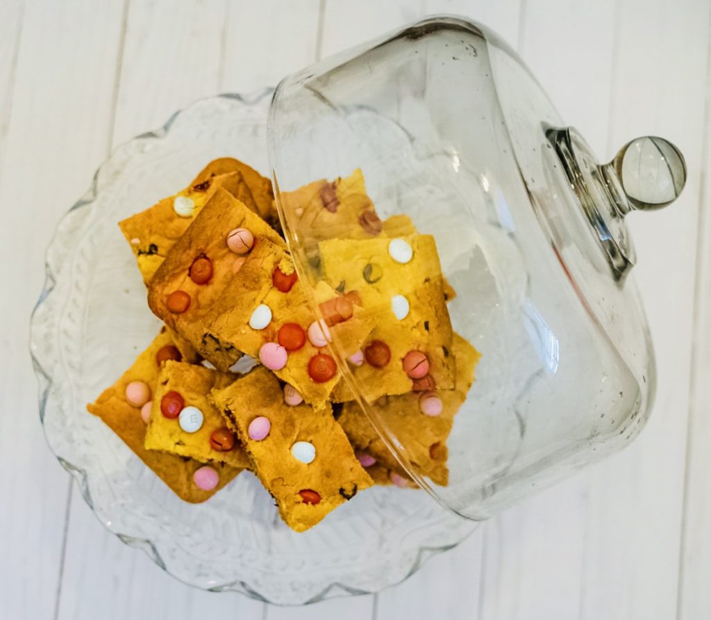 M&M Cookie Bars for Valentine's Day! #VDaySweets